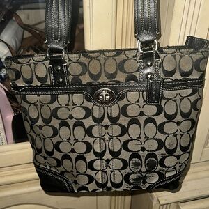 Coach Vintage Hampton F13973
Handbag Signature Jacquard &
Leather